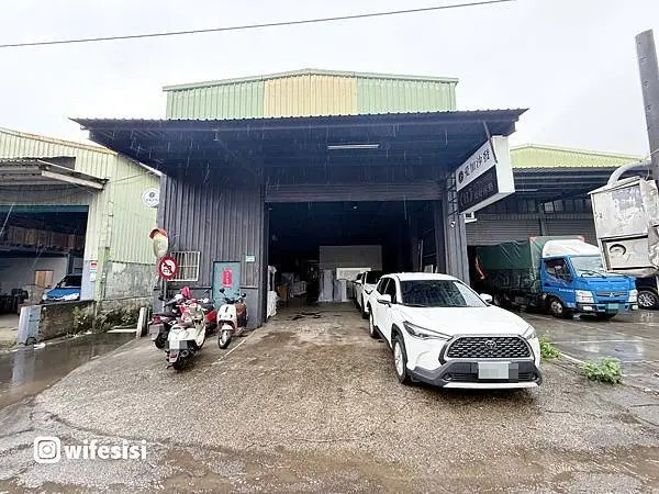 愛加沙發門市前方專屬停車空間,方便顧客停車