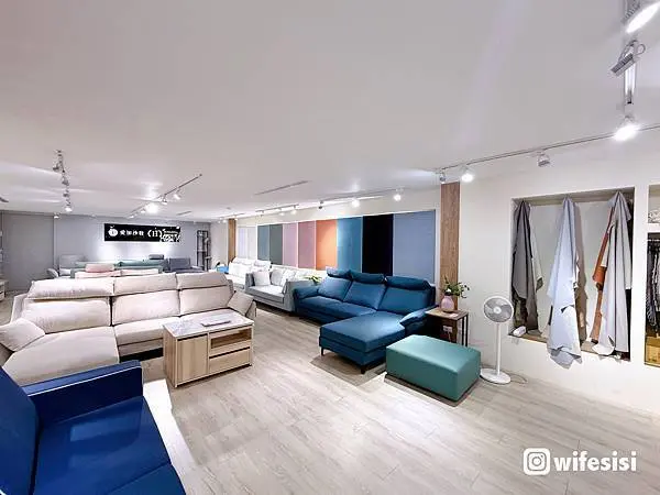 沙發展示區全景,陳列各式 L 型、三人座滑軌沙發