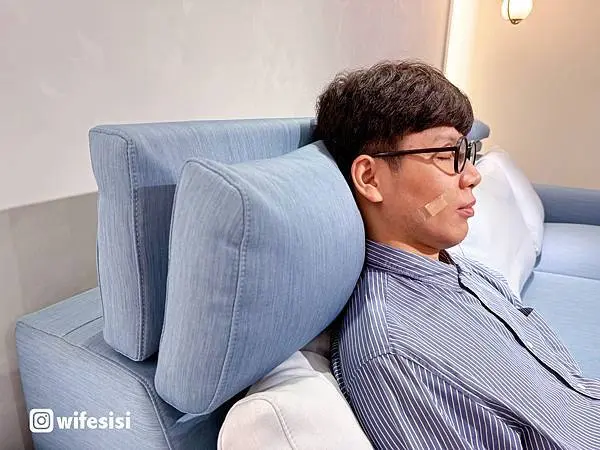 沙發的多段式坐深設計,使用精緻五金,可調整15段角度,依照情境自由調整