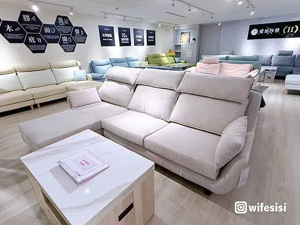 杜拜款 L 型沙發,展現優雅曲線與高密度泡棉坐感