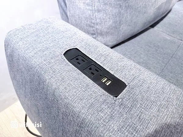 內建 USB 充電插座特寫,滿足現代生活需求