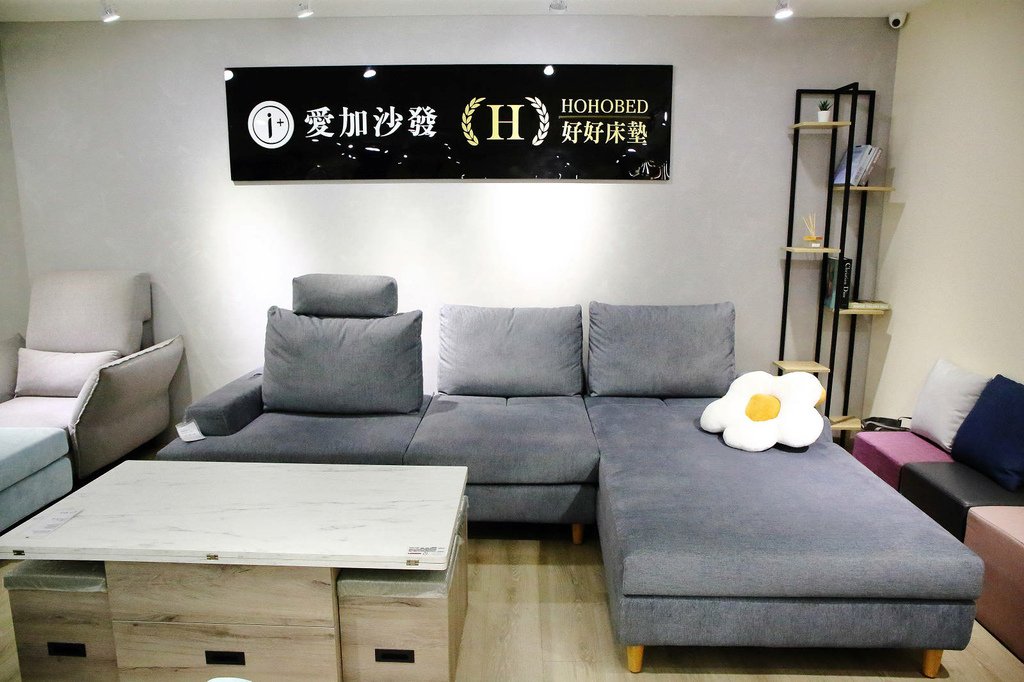 【愛加沙發】福爾摩莎 Formosa 沙發變形金剛，躺臥自宜變化大 背枕前後輕鬆挪移，想躺、想坐自己決定 想躺著追劇也沒問題！扶手裝載多功能充電座，3C不怕沒電 全拆洗設計，坐墊採高密度泡綿包覆舒適坐感