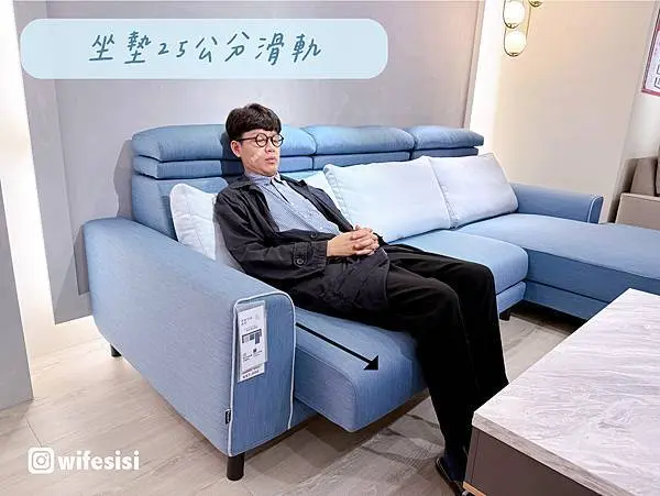 伊豆 Izu 沙發正面全景,展現高背可調頭枕與滑軌坐墊結構