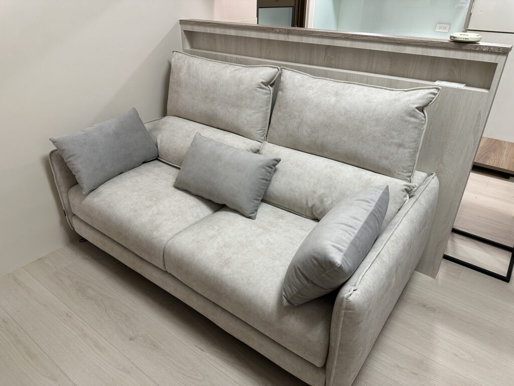 IJA愛加沙發開箱-巴賽爾功能沙發實拍-灰色貓抓布