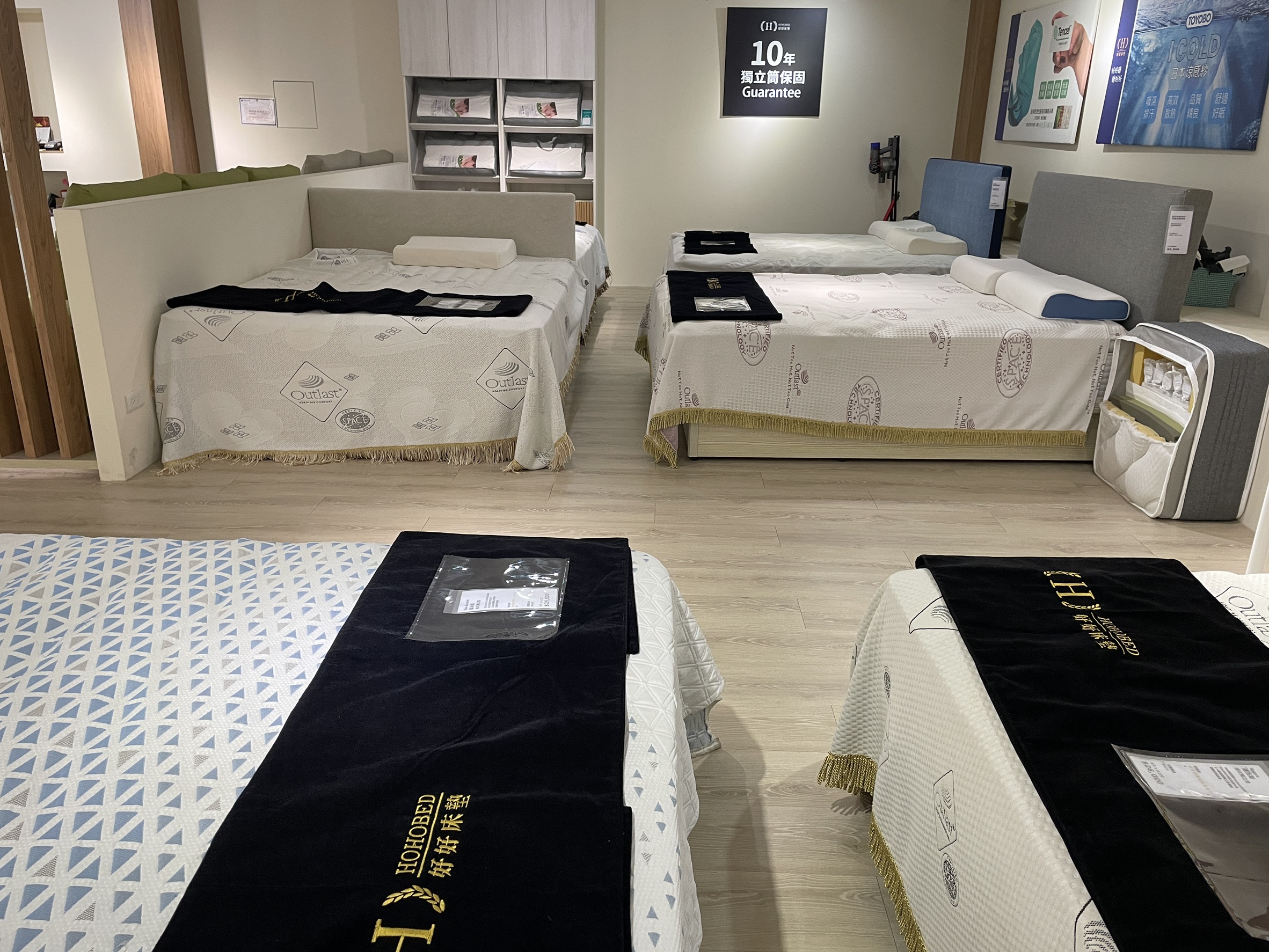 愛加沙發門市展示多款獨立筒床墊，提供現場試躺體驗
