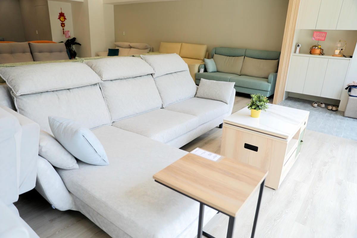 杜拜沙發頭頸枕包覆感與腰部弧度設計