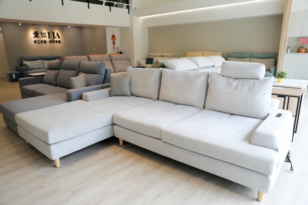 貼心設計-福爾摩莎沙發配備多功能充電座