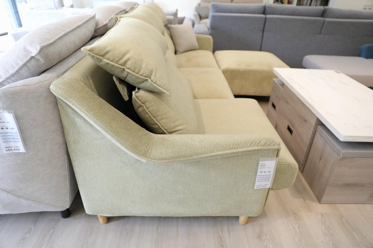 奧地利Austria沙發側面流線扶手與高密度泡綿坐墊細節