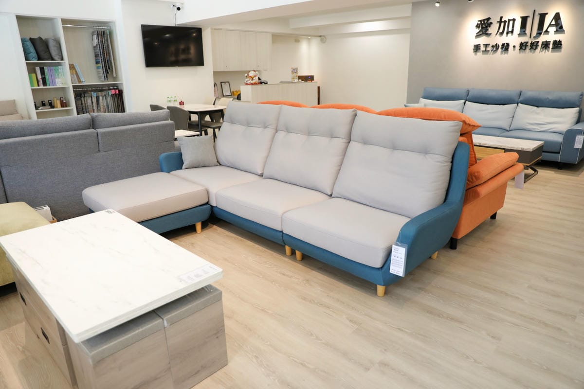 倍朵芬Beethoven沙發-客製化雙色拼接設計與舒適抱枕配搭